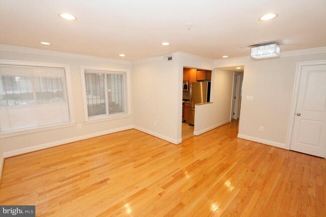 Building Photo - 1901 Lincoln Rd NE