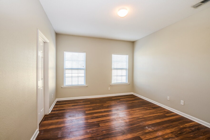 Building Photo - 9934 White Poplar Dr