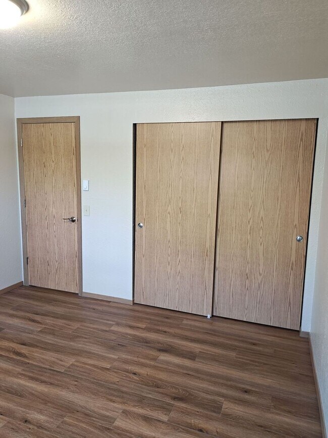 Building Photo - Spacious 3 bedroom unit!