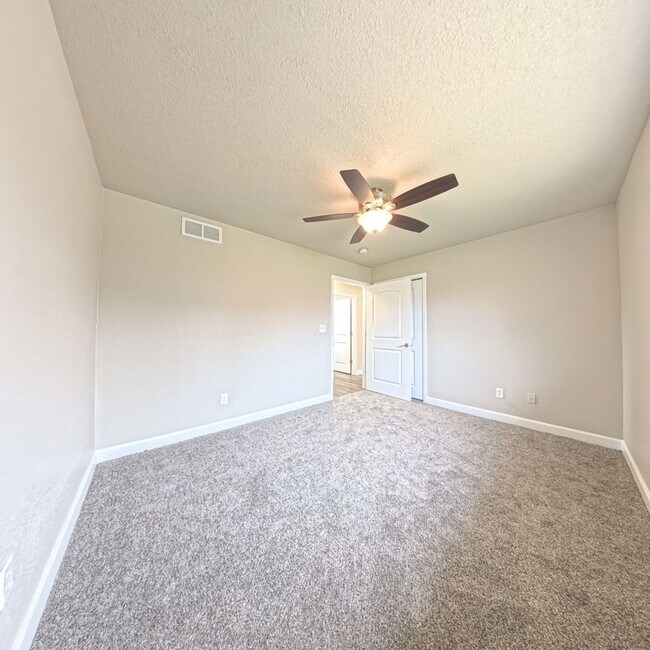 Building Photo - Charming 3 bedroom 2 bathroom home