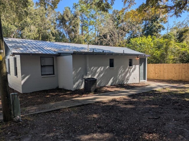 Building Photo - 637 NE Waldo Rd