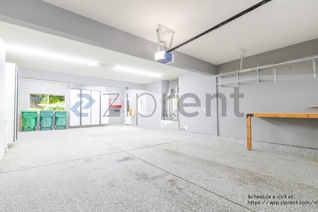 Building Photo - 4042 Plateau Cir