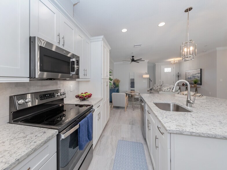 Building Photo - 906 E Venice Ave