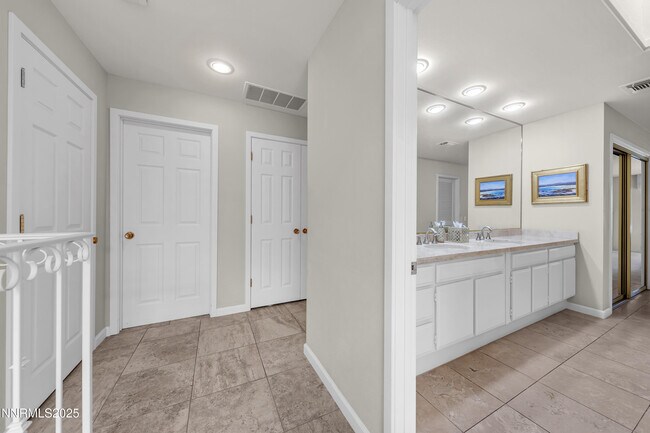 Building Photo - 4953 Lakeridge Terrace W