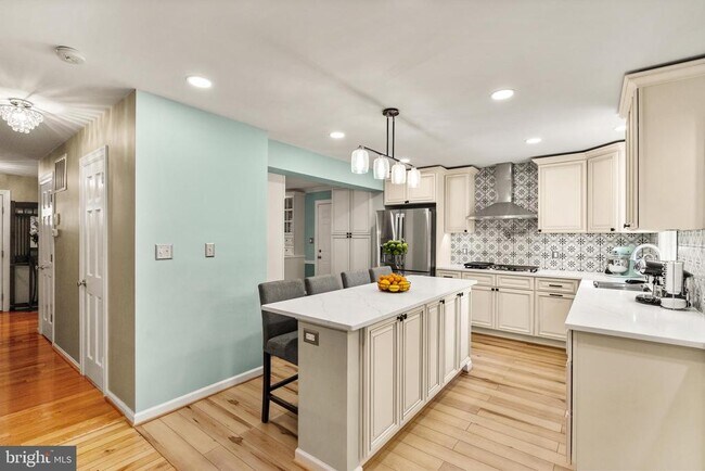 Building Photo - 7421 Beverly Manor Dr