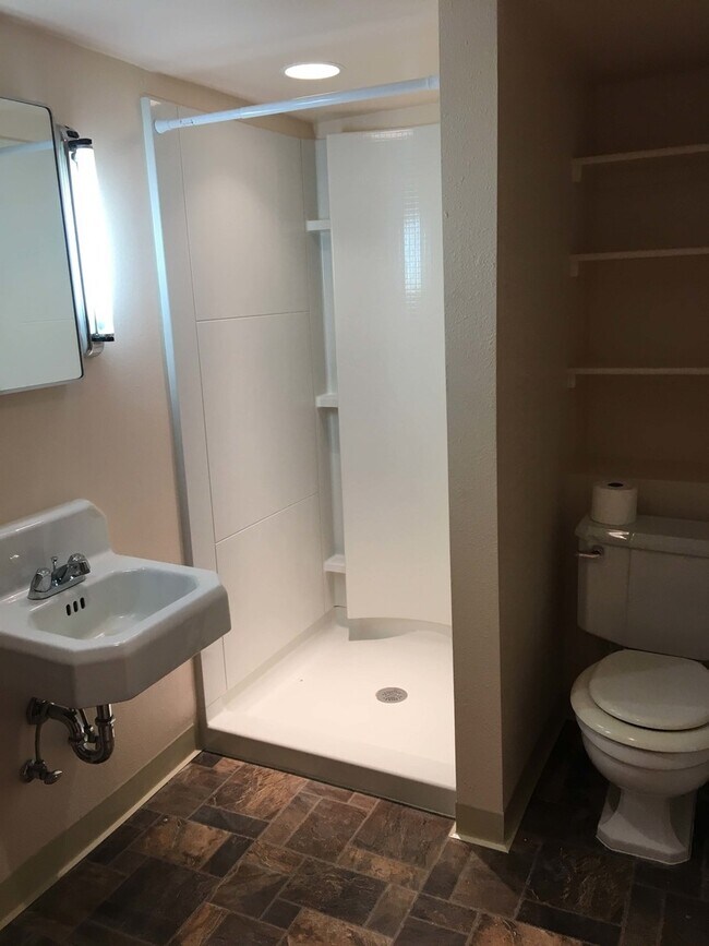 Building Photo - 4 bed - 2 bath Charming single family home walking distance to everything!