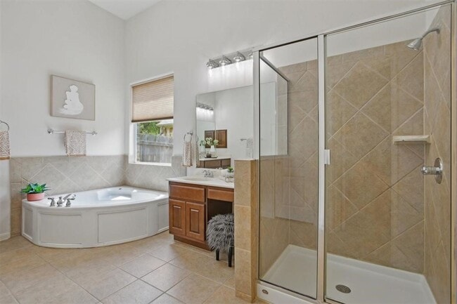 Building Photo - Red Oaks Subdivision / 5 bedrooms, 4 bathr...