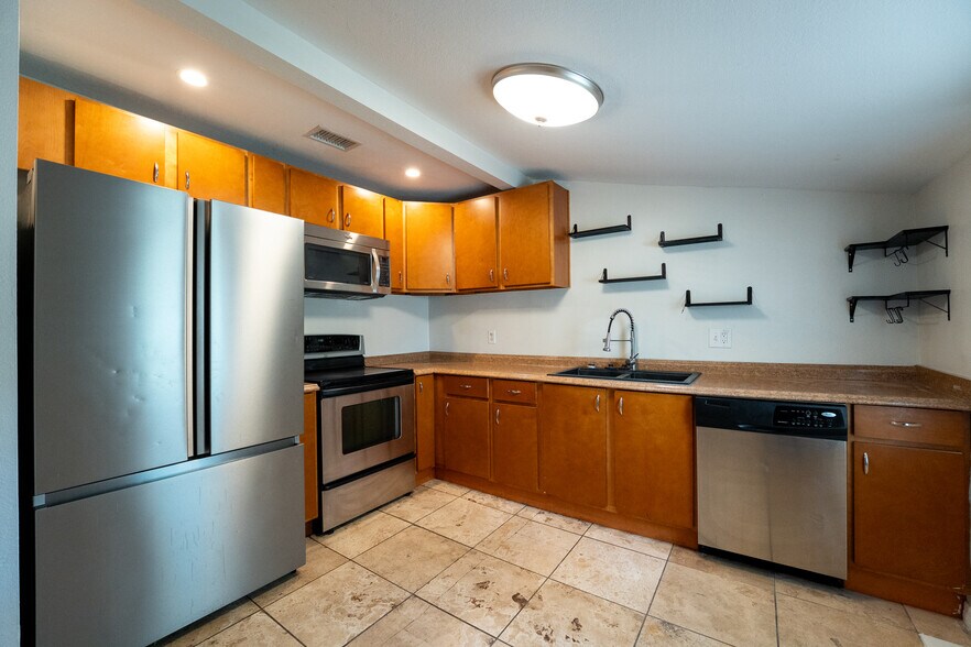 Building Photo - 606 4th Ave NW