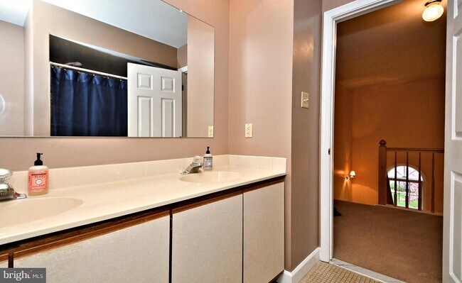 Building Photo - 800 Beacon Ct