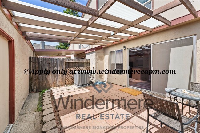 Building Photo - Easy Living in a Cozy West Sac Community!