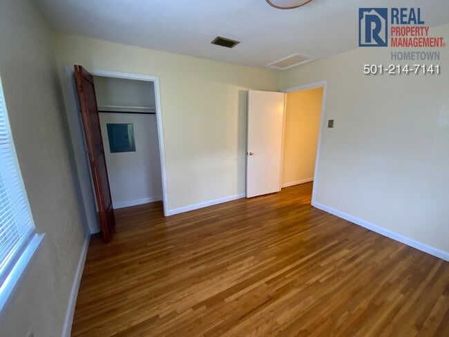 Building Photo - 711 W 54th St