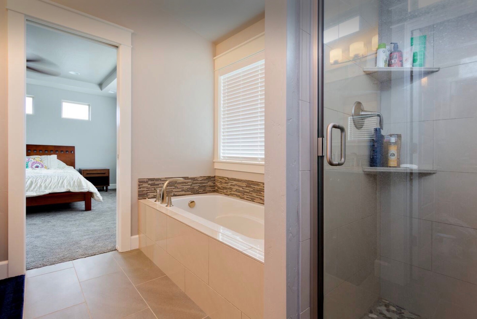 Master bath - 517 W Cagney St