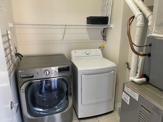 Building Photo - 915 S Oak Park Ave