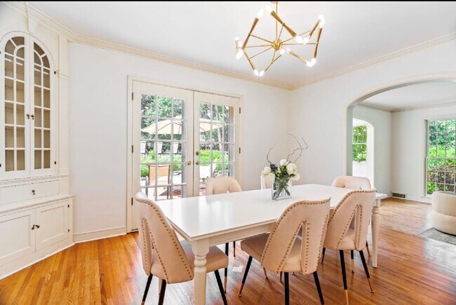 Building Photo - 2730 Glenhurst Ave