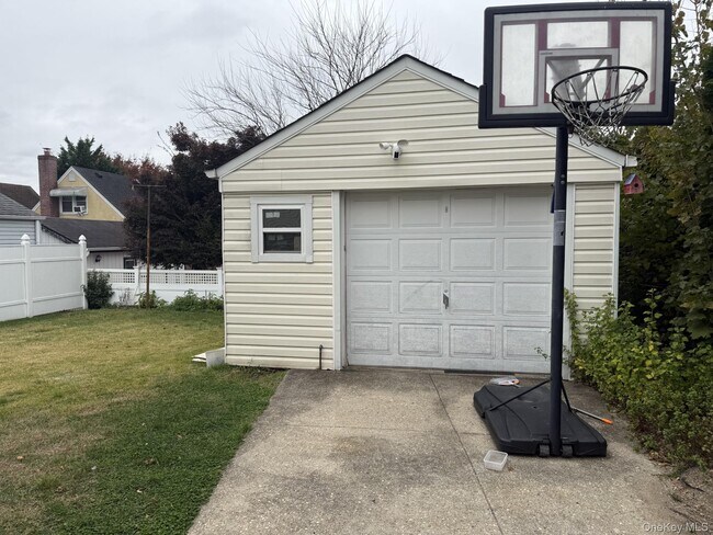 Building Photo - 573 Lakeville Rd