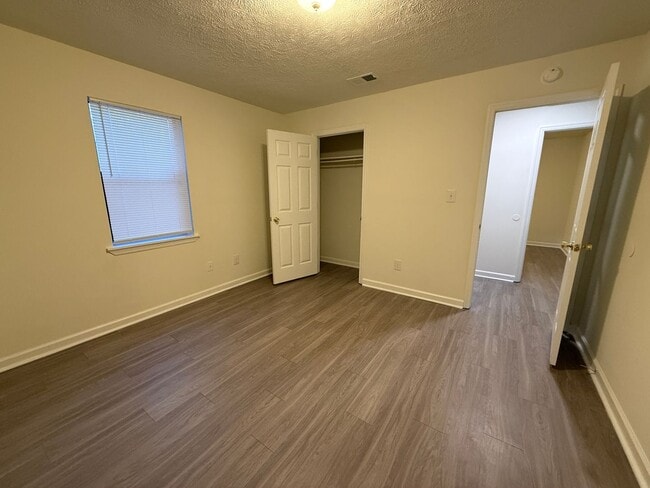 Building Photo - 1091/1093 Cantrell Ln