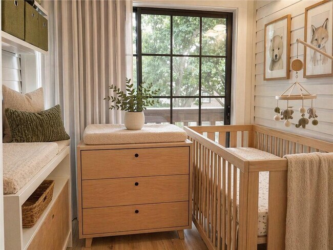 Building Photo - 1510 W N Loop Blvd