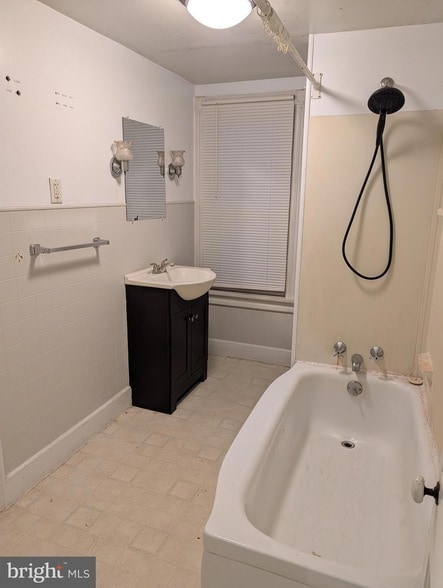 Building Photo - 17 Pine St