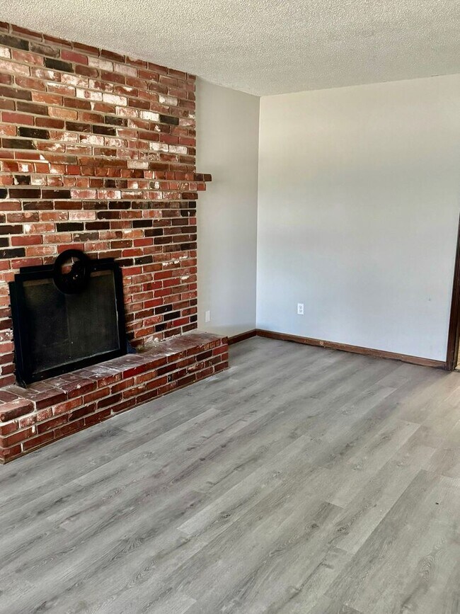Building Photo - Ditzler Duplex
