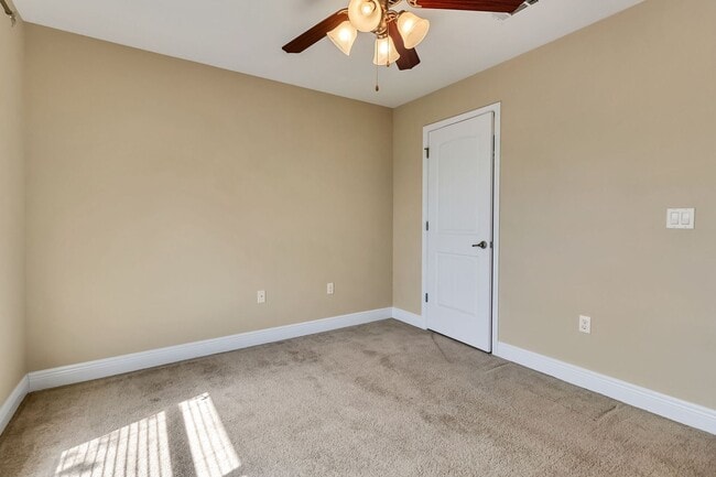 Building Photo - 4 Bedroom in Gulf Breeze!!