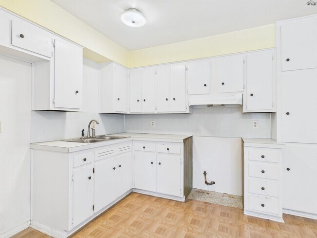 Building Photo - 4723 N Shore Dr