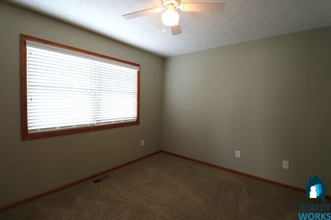 Building Photo - Large 3 Bedroom Town Home!