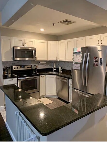 Kitchen (all electric stainless steel appliances, granite countertops) - 500 Washington St
