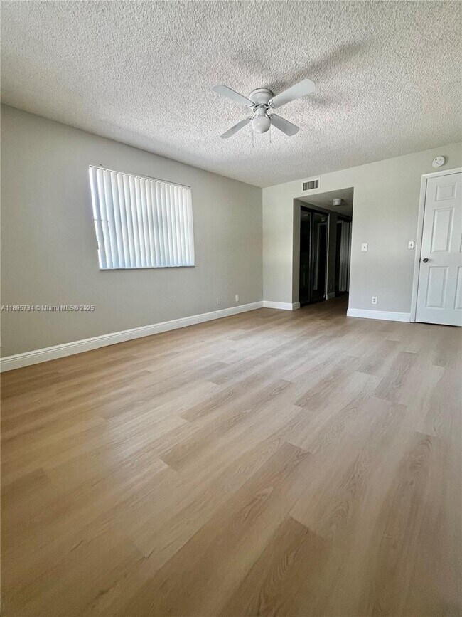 Building Photo - 9855 Westview Dr