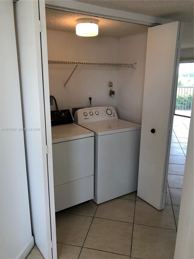 Building Photo - 2268 SE 27th Dr