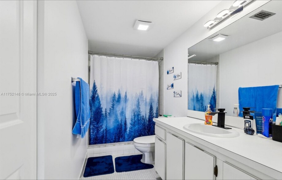 Full Bathroom - 5570 NW 44th St