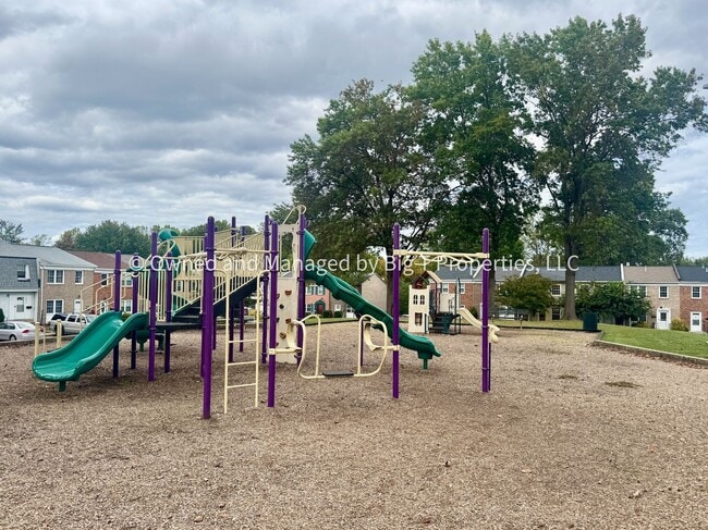 Building Photo - Coming soon* Cute Townhouse between Woodbridge and Triangle