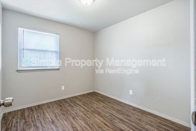 Building Photo - 3221 Beechwood Dr