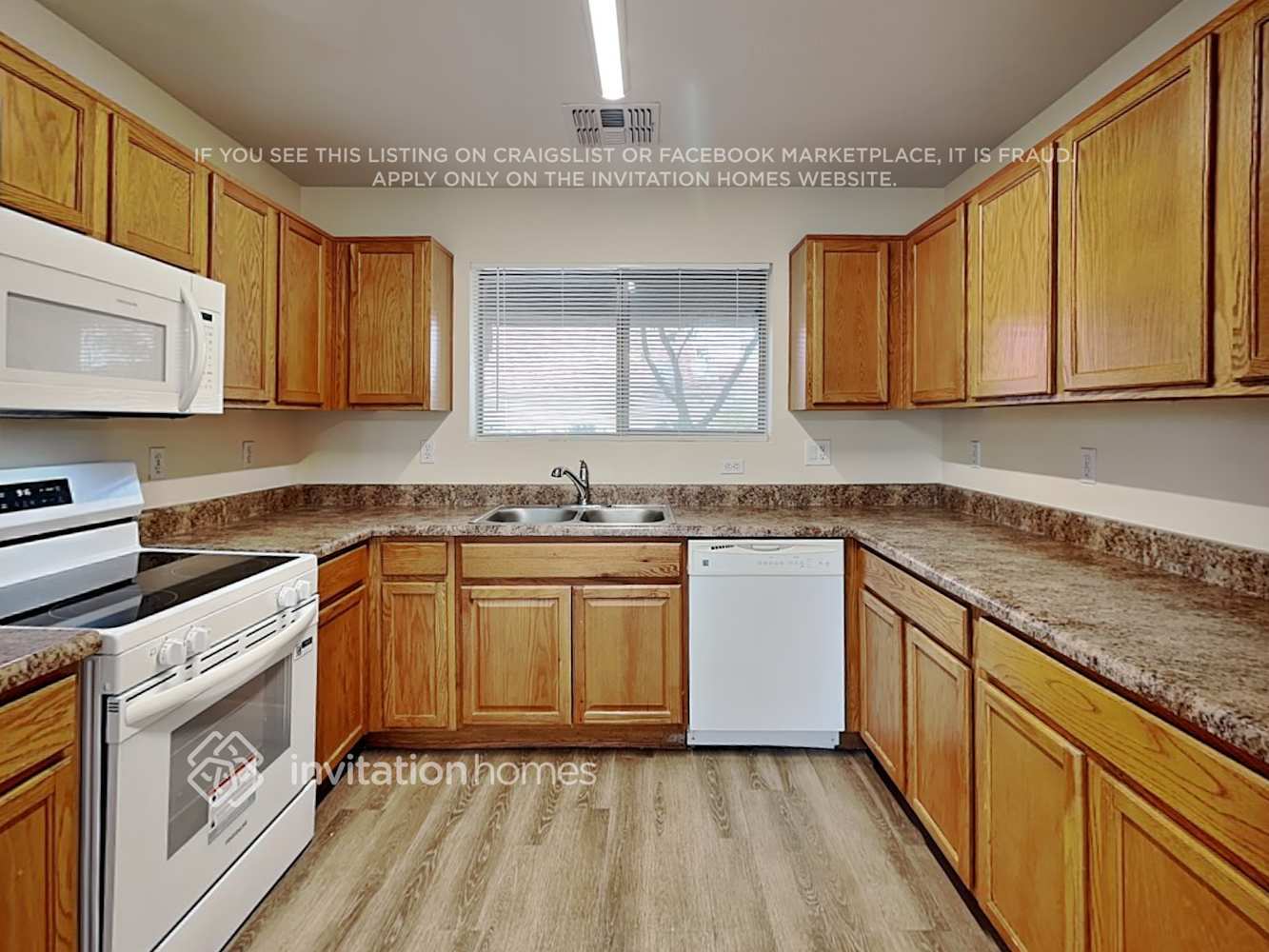 Building Photo - 2415 E Palm Beach Dr