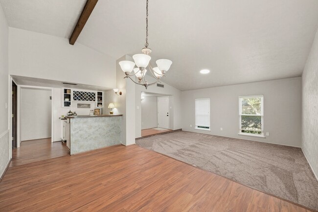 Building Photo - 2205 Hilton Head Dr