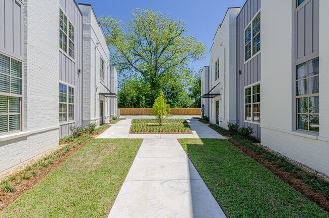 Building Photo - 1551 Highland Rd