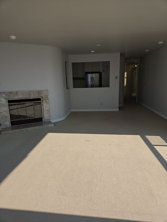 Building Photo - Spectacular View!! This top floor condo is a MUST SEE!! $500 move in credit