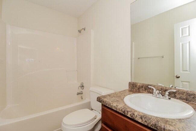 Building Photo - 25 Oakbrook Dr