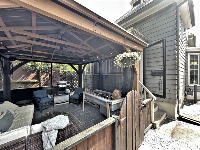 Building Photo - 4 Day St