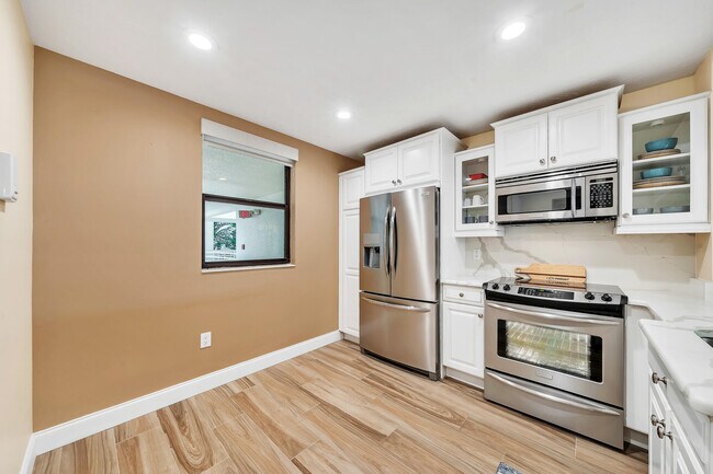 Building Photo - 827 Oak Harbour Dr