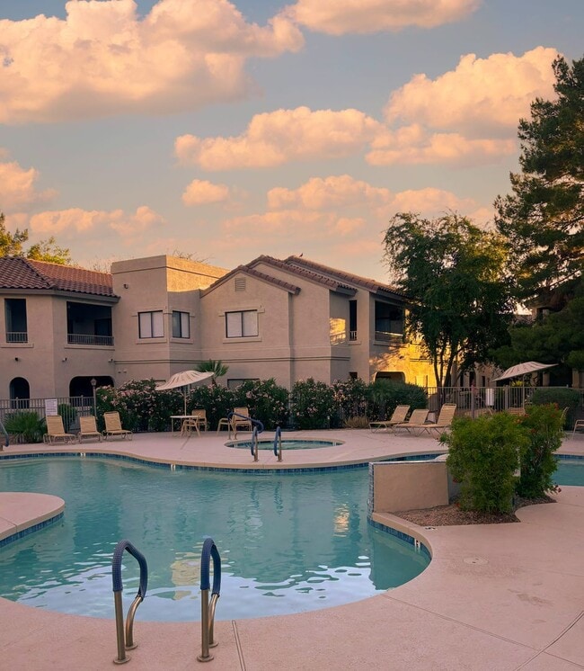 Building Photo - Stunning 2 Bed 1.5 Bath Condo in Scottsdal...