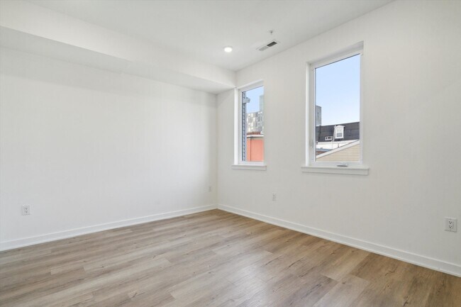 Building Photo - 1533 N Sydenham St