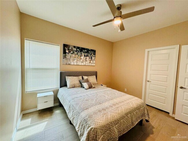 Building Photo - 17 W Driftwood St