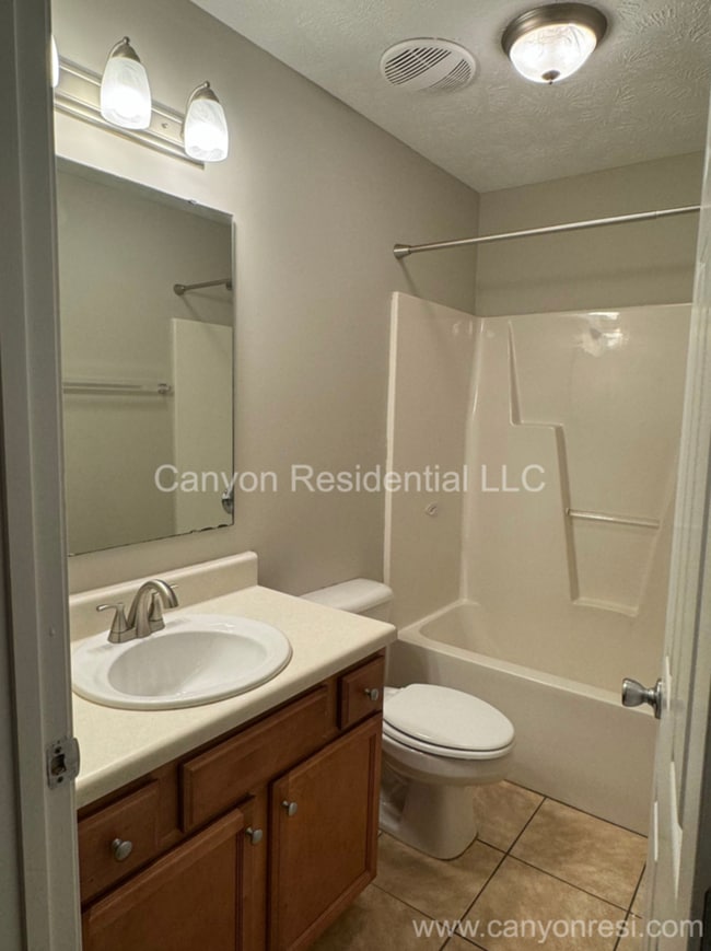 Building Photo - 5635 Thackeray Dr