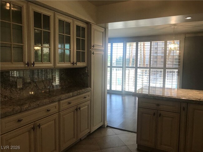 Building Photo - 205 E Harmon Ave