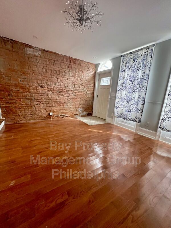 Building Photo - 827 Almond St