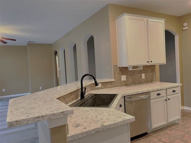 Building Photo - 2115 Hollyfield Ln