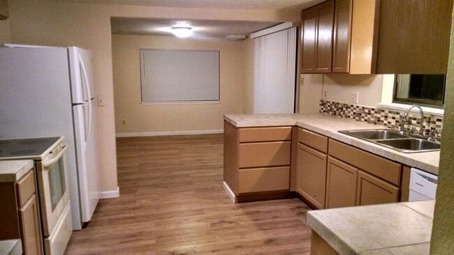 Building Photo - 2 br, 1 bath House - 433 W Second St #1 (884)