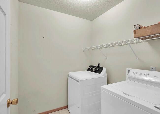 Building Photo - 1801 Glenwood Oaks Ct