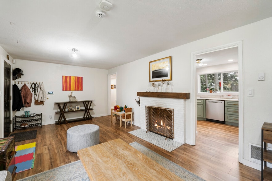 Building Photo - 5824 Hillcrest Dr SW