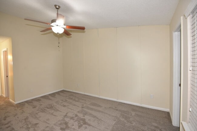 Building Photo - Updated Townhome in Larkspur Meadows